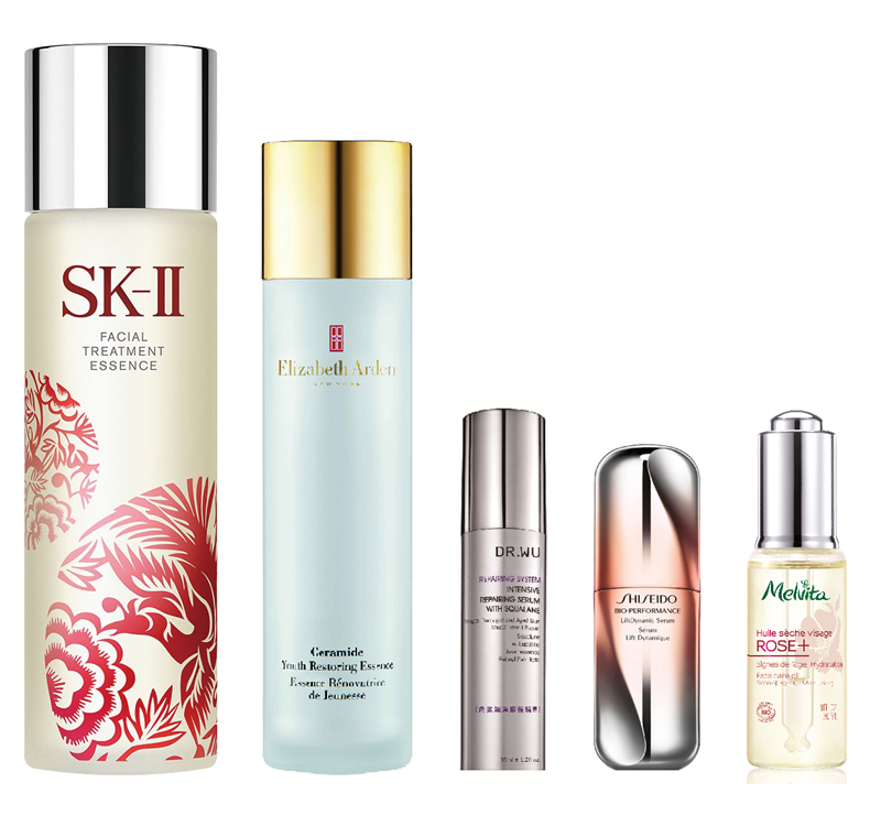 從左至右
SK-II 青春露(新年鳳凰限量版) ／230ml／NTD5,480 品牌明星商品，為了新年特別設計新年鳳凰的圖樣，象徵鳳凰浴火重生般突破DNA定律。

Elizabeth Arden時空彈力保濕賦活露／140ml／NTD2,200以水為基底，為肌膚補充隨年紀增長而不斷流失的分子釘，並為後續肌膚保養產品作好完美準備。

DR.WU角鯊潤澤修復精華／35ml／NTD2,000 透明油狀質地輕盈而滋潤，高濃度植萃角鯊烷結合三種珍貴油脂精萃，親膚性與延展性極佳，幫助潤澤柔軟肌膚。

SHISEIDO百優全緊緻立體精萃／30ml／NTD3,200 內含全新技術，修護肌膚彈力的同時，幫助皺紋淡化改善肌膚困擾，並散發茶玫瑰香氛，保養過程也能邊放鬆。

Melvita 玫瑰果極效抗皺輕萃油／30ml／NTD2,380 輕油質地輕盈，融合香甜花香使心情放鬆，妝前睡前使用協助前段保養精華吸收，妝前使用可使妝感更加服貼。