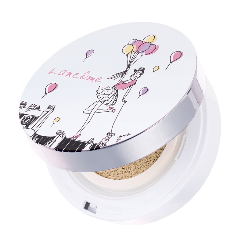 LANCÔME激光煥白氣墊粉餅(盒加蕊) ／14g／NTD1,600 粉彩幻想曲限量版氣墊粉盒讓人愛不釋手，銀色鏡面外殼上描繪著巴黎女人隨氣球漂浮，創造出夢幻的春天氛圍。