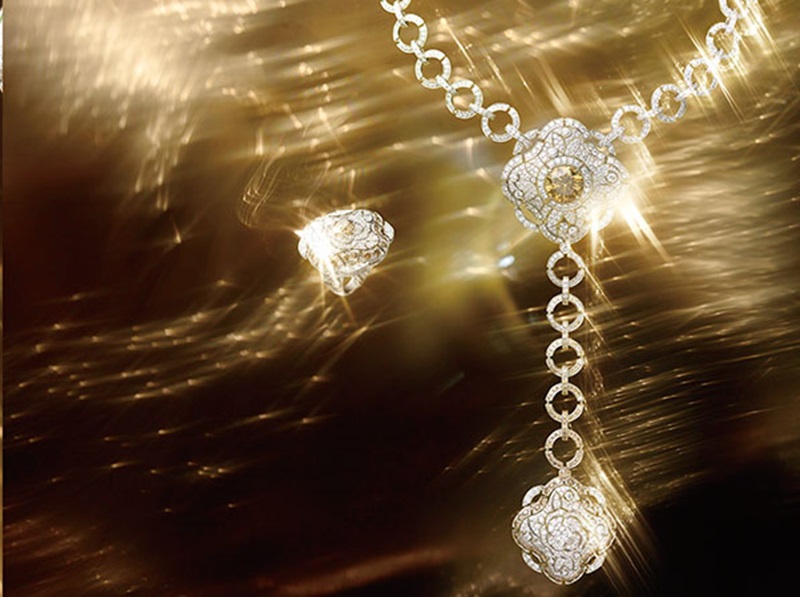 Chanel Les Talismans de CHANEL Particulière項鍊，白鑽、有色鑽、18K白金／價格未定。