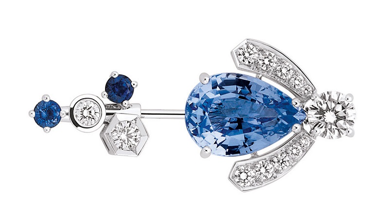 Chaumet Bee My love 冠冕，其中克拉數極高的藍寶石可拆解為胸針。