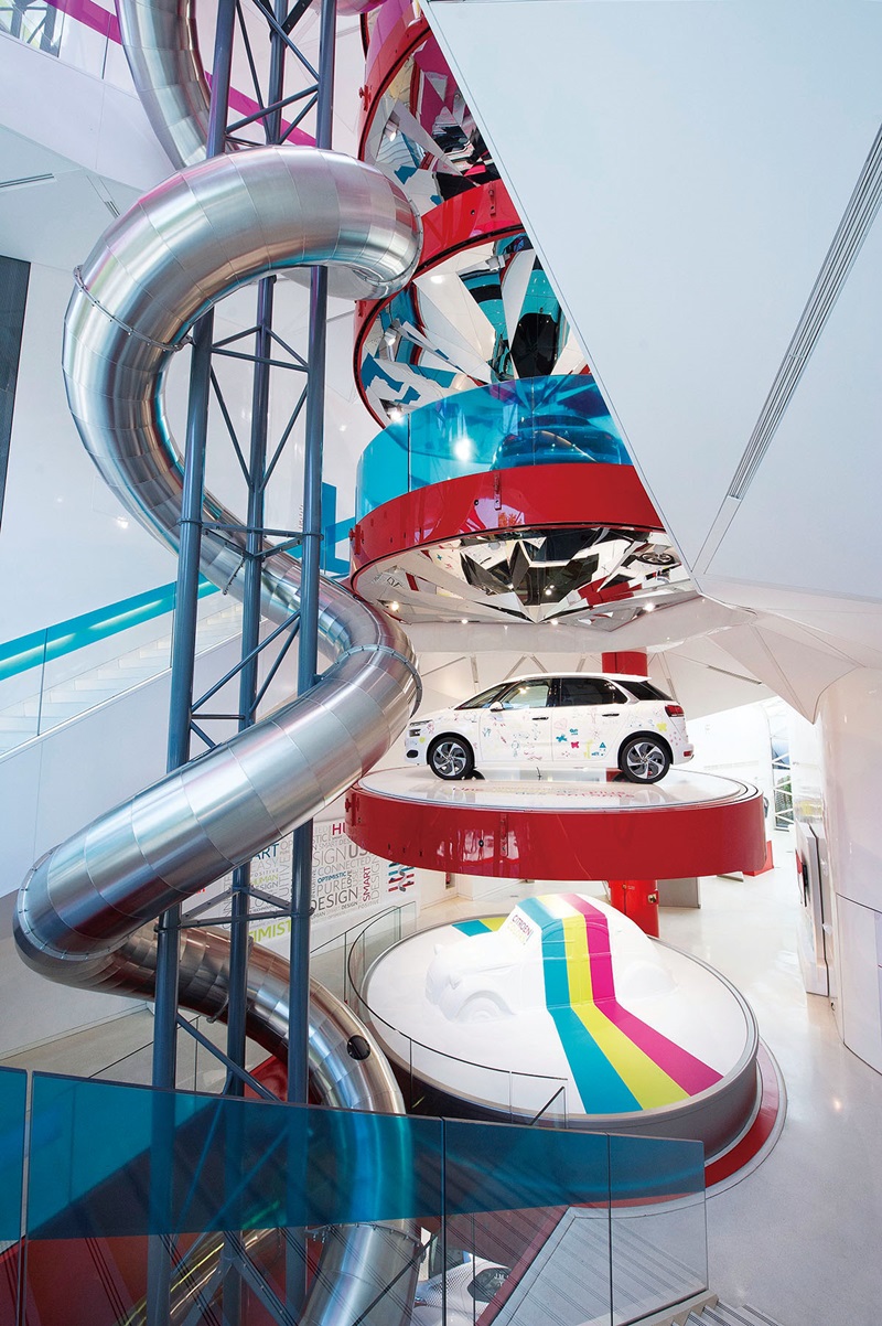 CITROËN C42展示店內，垂直的圓型展示平台分別展示CITROËN的經典車款。