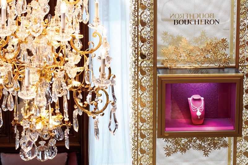 BOUCHERON凡登廣場店內，水晶吊燈與鏤刻窗框襯托珠寶光彩迷人。