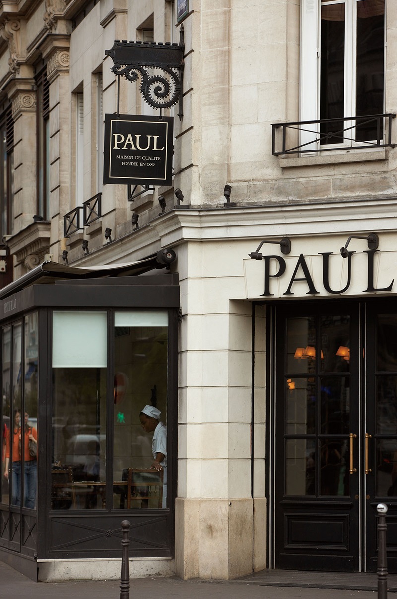 黑色與米色是PAUL巴黎店品牌辨識度最高的經典配色。