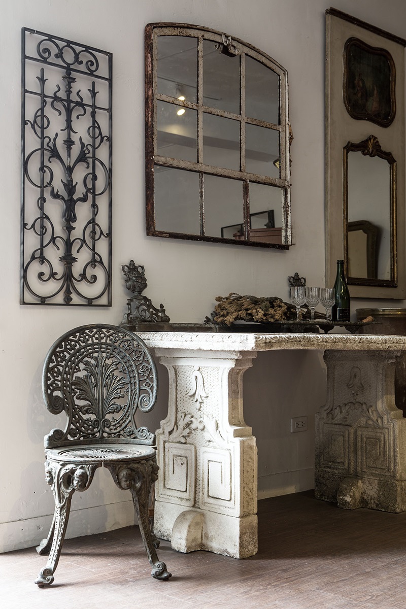 精巧細緻的洛可可鐵鑄椅，搭配九宮格工業風鏡子，巧妙柔和古典與現代。