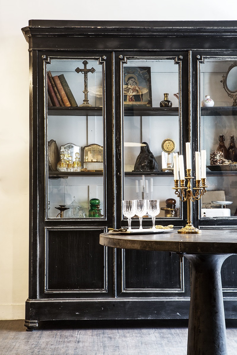 黑色櫃子是路易菲利浦時期的產品，有100多年的歷史。