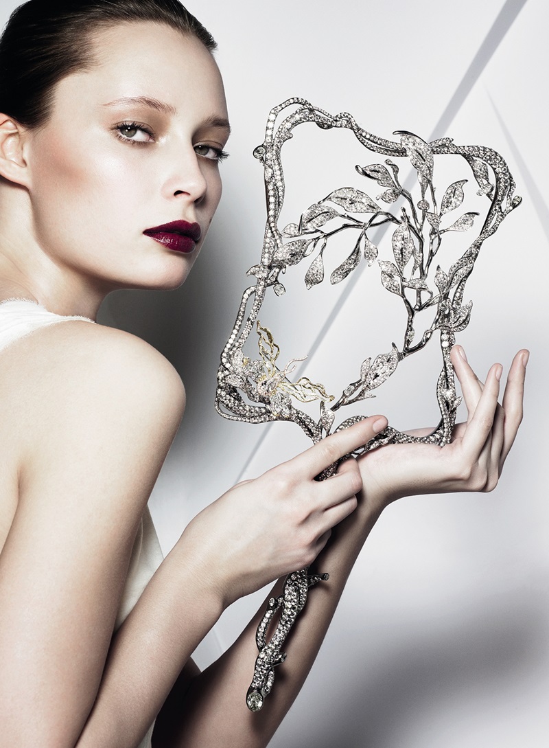 Brilliant Diamond Jubilee鑽禧特展作品─瑰麗扇子(Majestic Beauty Fan)，鑲嵌2,399顆共重約310.27克拉的鑽石，其上更配有一個主石為3克拉鑽石的可拆卸式蝴蝶結胸針。