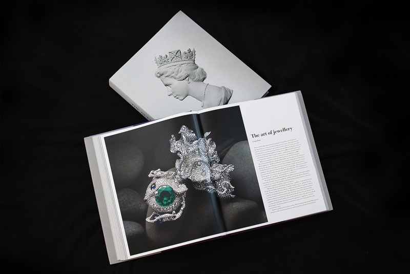 《 THE QUEEN AT 90》紀念冊。