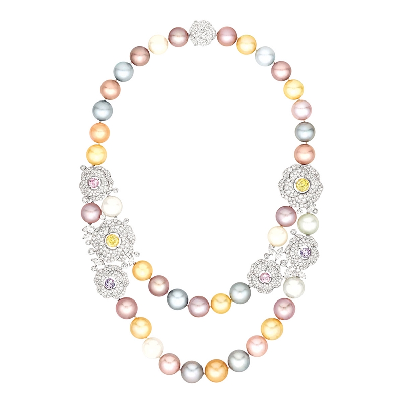 Chanel Printemps de Camelia 項鍊／價格店洽。