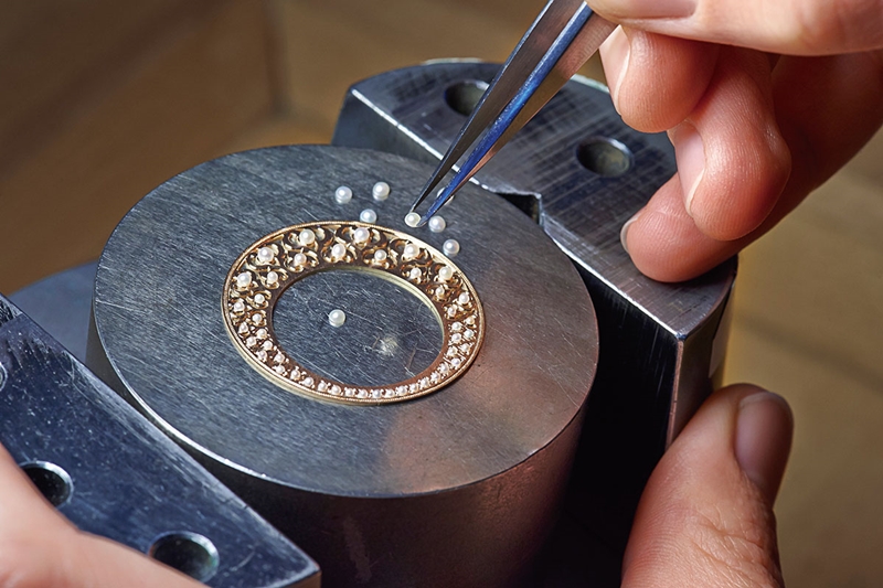 Vacheron Constantin 藝術大師系列，半珍珠粒的鑲嵌過程。