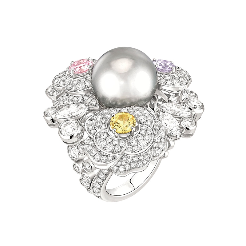Chanel Printemps de Camelia戒指／價格店洽。