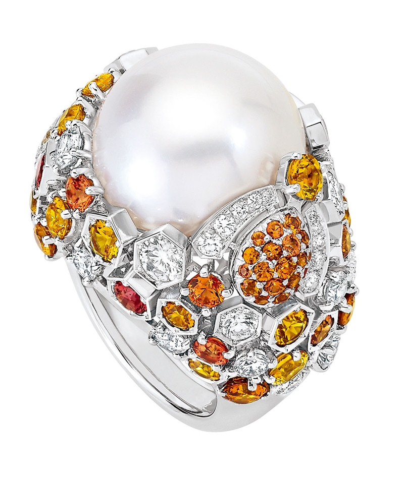 Chaumet Bee My Love 白K金珍珠戒指／NTD 2,058,000。