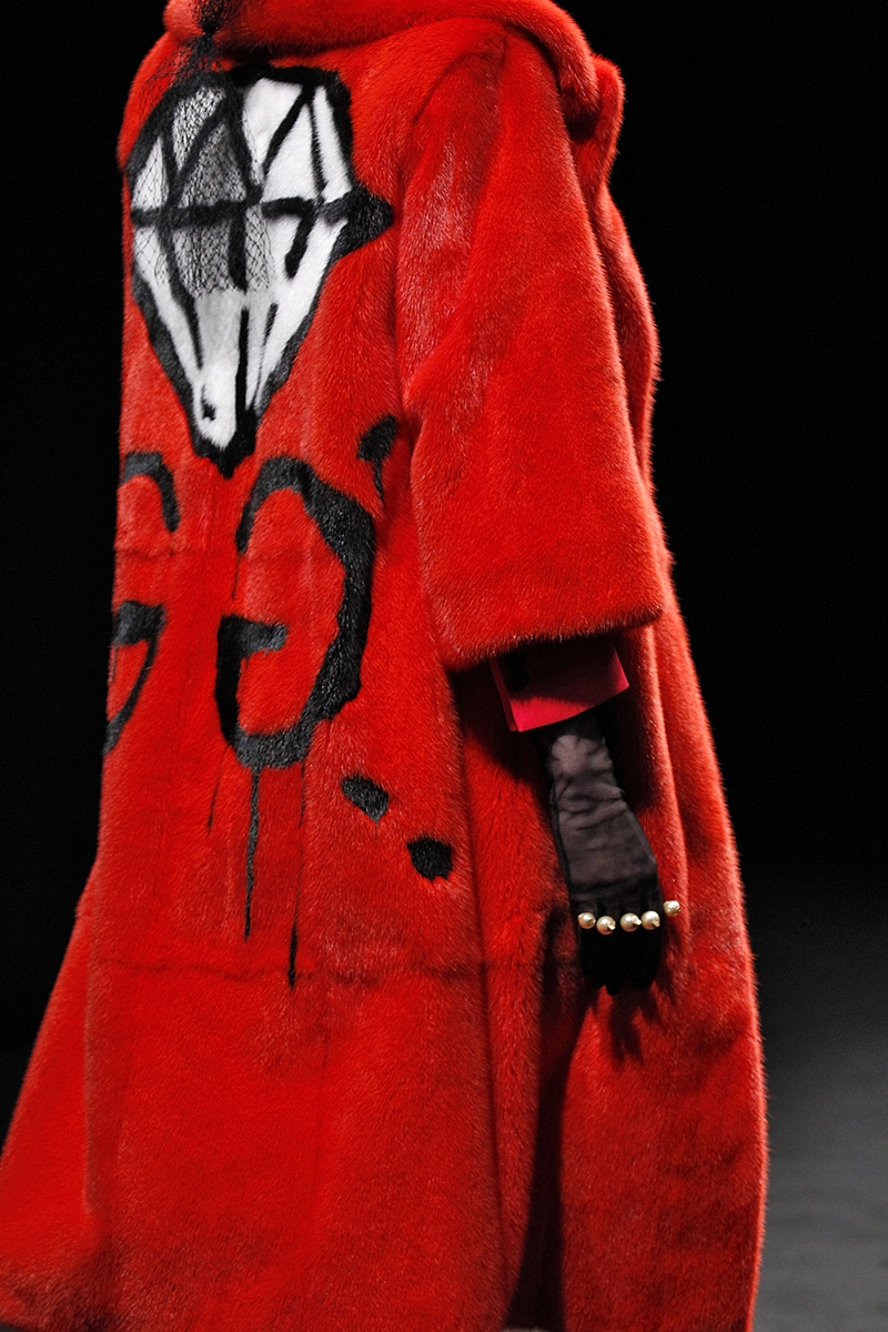 紐約藝術家Trouble Andrew 所設計的Gucci Logo塗鴉。