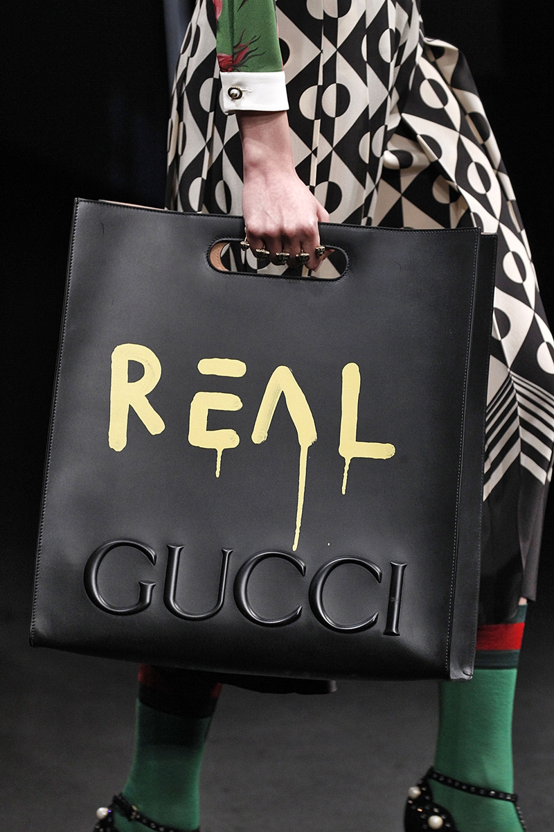 GUCCI Logo塗鴉運用於包款巧妙搭配，趣味性十足。