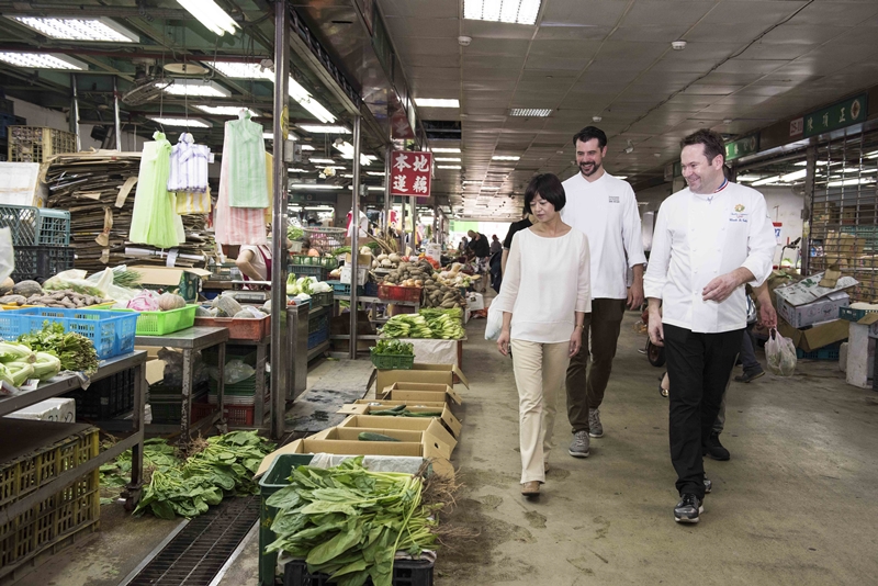 飲食生活作家葉怡蘭(左)、亞歷山大牛排台北店行政主廚 James Brownsmith(中)與客座主廚 Claude Le Tohic(右)前往市場挑選食材。