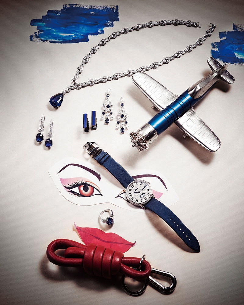 Watch & Jewelry，逆時針
Bvlgari 頂級斯里蘭卡藍寶石鉑金密鑲鑽石項鍊／價格店洽；Graff 單顆藍寶石鑽石鑲嵌耳環／價格店洽、藍寶石流蘇鑽石耳環／價格店洽；Montblanc 藍色袖扣／NTD8,200；S.T Dupont Star Engine Plane二次大戰前飛行機造型筆具／NTD487,000；Jaeger-LeCoultre Rendez-Vous Night & Day約會系列女裝日夜顯示腕錶／NTD1,590,000；Harry Winston 藍寶石鑽石戒指／NTD46,305,000。
Fashion Accessory
Loewe 紅色皮革鑰匙圈／NTD12,000。