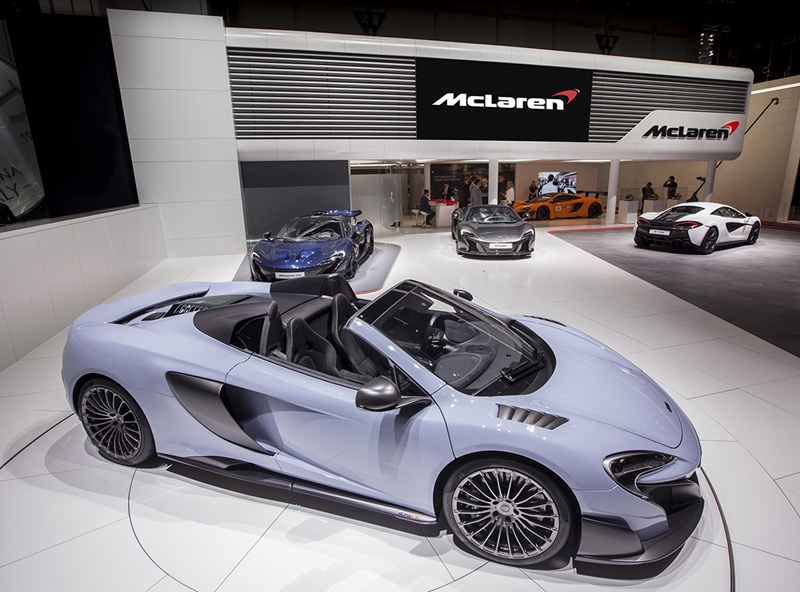 McLaren 675LT Spider MSO客製版本採用陶瓷灰色外觀，並延伸碳纖維複合材質。
