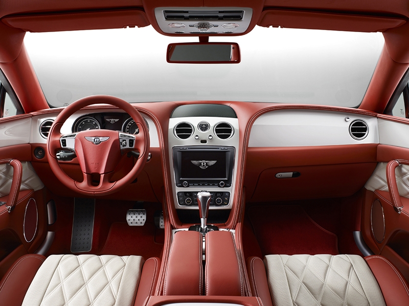 Bentley Mulliner客製部門打造的搶眼橙紅色皮革內裝。
