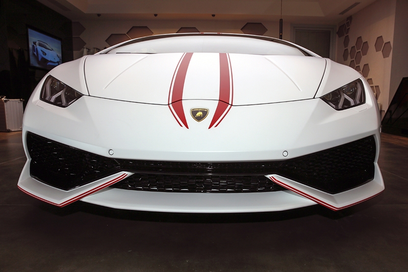 Lamborghini車頭運動線條十足。