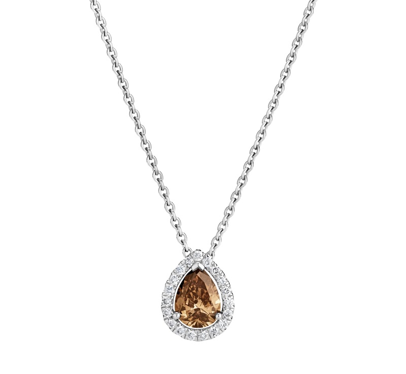 DE BEERS Aura咖啡彩鑽鍊墜，主鑽0.8克拉／NTD302,000起。