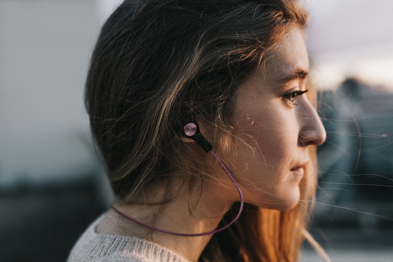 BeoPlay H5經過精心的測試與優化，能完美貼合人類耳朵。