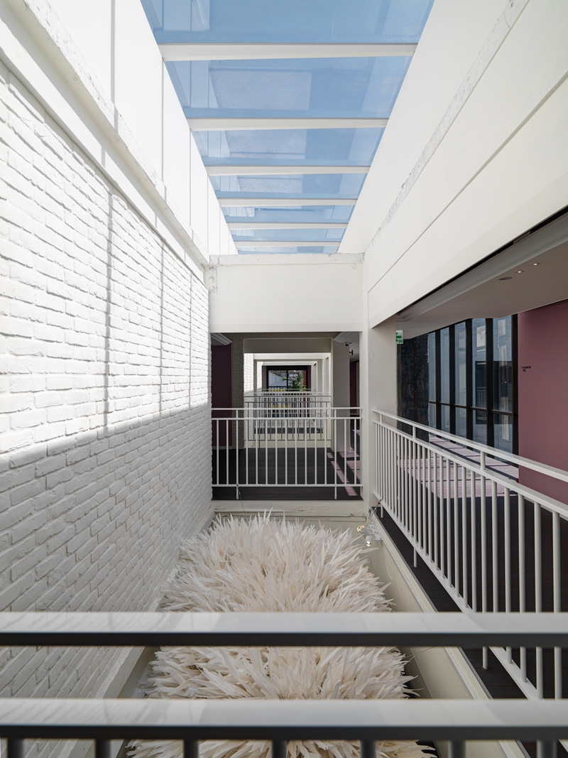 Folio Daan Taipei由建築師郭旭原與設計師黃美惠改造，天井結構將光線引入室內。