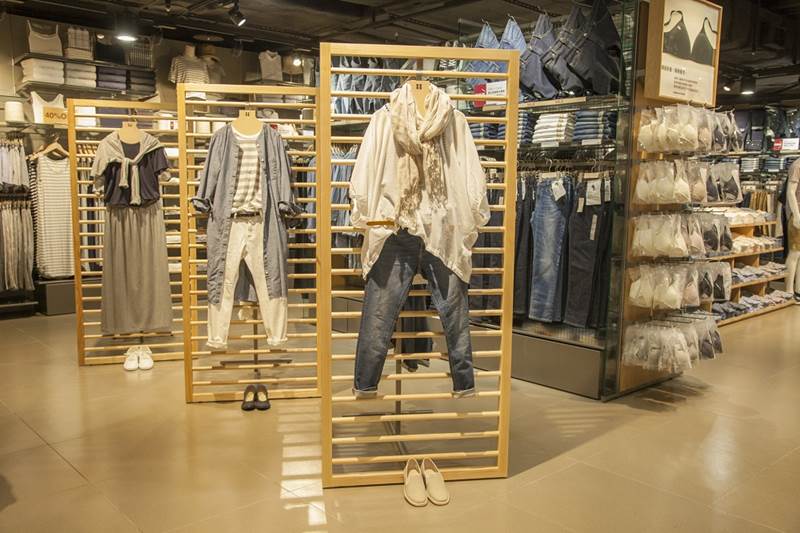 木製格柵適合適合各式場合服飾。