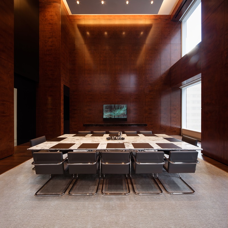 行政會議室鋪有紅木飾板，並附設先進視像會議設備和14座位定製雲石會議桌。