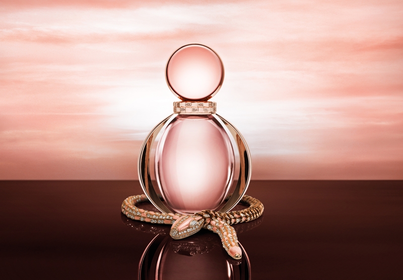 寶格麗Rose Goldea玫瑰金漾女士香水與品牌經典Serpenti的蛇形珠寶形象廣告。