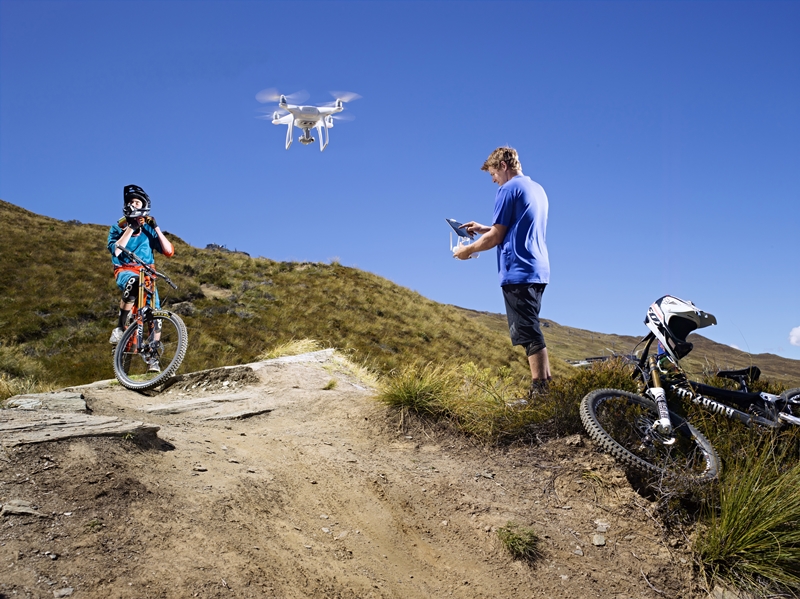 DJI PHANTOM 4 在拍攝上也設有視覺追蹤系統，鎖定拍攝對象利用搖桿裝置即可環繞攝影，十分適合戶外運動的拍攝需求。