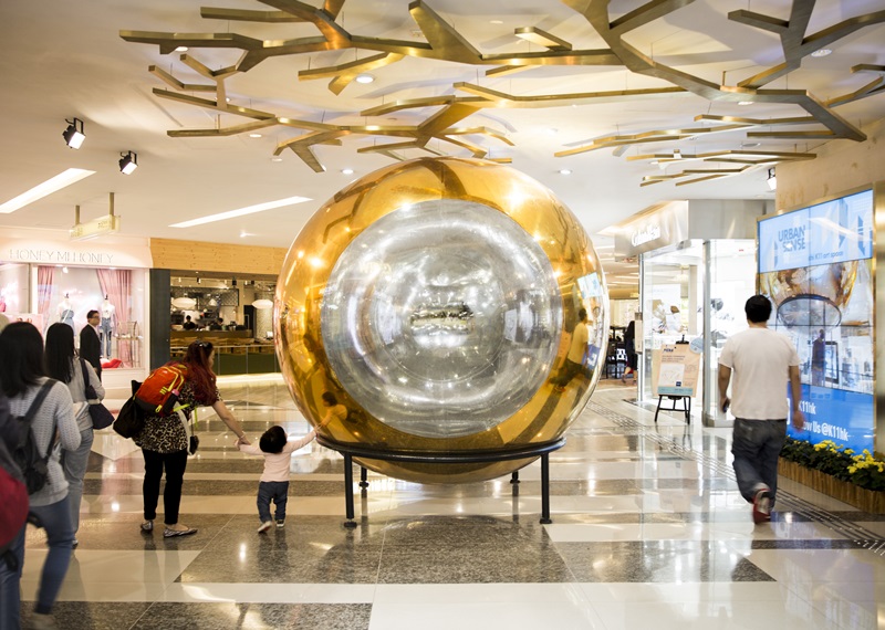 Golden Bubbles黃金泡暗喻香港失落的金色年代。