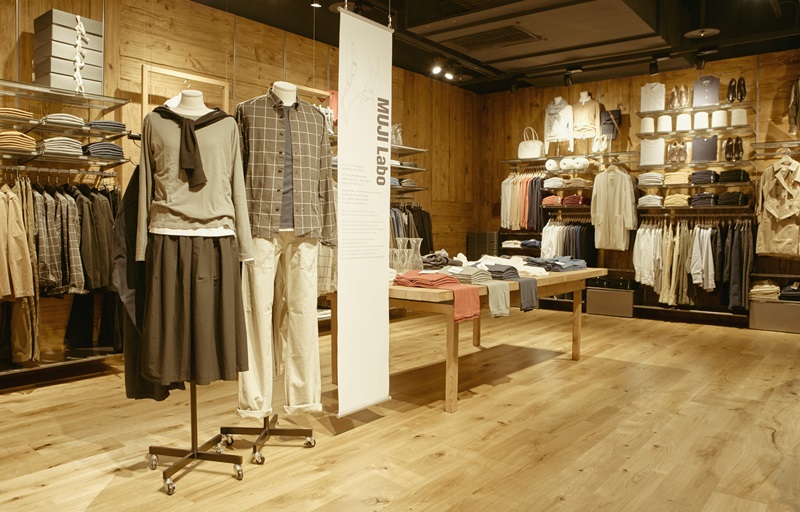 台中旗艦店「MUJI Labo」的店舖，使用材質更好的布料做為服飾素材，更進一步將設計與縫製作業全由日本岐阜縣、愛知縣等地生產，提供體驗更好的品質與作工細緻度，提供穿搭多樣化的選擇與樣式。