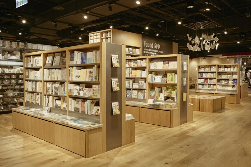 在「素」的概念下，台中旗艦店也是台中第一家引進「MUJI BOOKS」的門市，中、日文書籍比例為8：2，也引進法文兒童繪本。