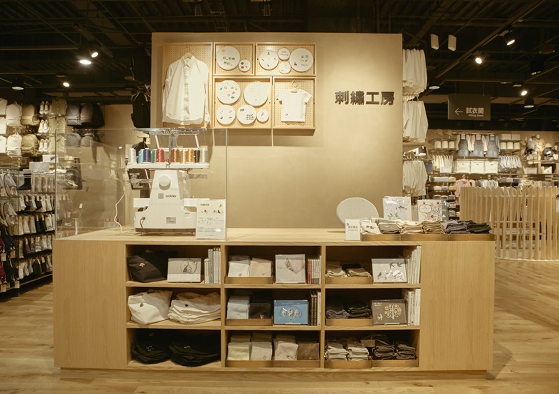 「刺繡服務」提供消費者在門市購入的指定布製品加入喜愛的刺繡圖案，不僅可成為獨一無二的商品，也能在過程中享受自行設計的樂趣。