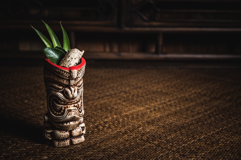 本季將經典調酒『Mai Tai』外觀展現大溪地民族風。Mai Tai為大溪地語『極品』之意，以白、黑蘭姆酒結合杏仁香氣，並加入新鮮杏桃果泥帶出更豐富果香風味，呈現更華麗、更有深度的滋味。