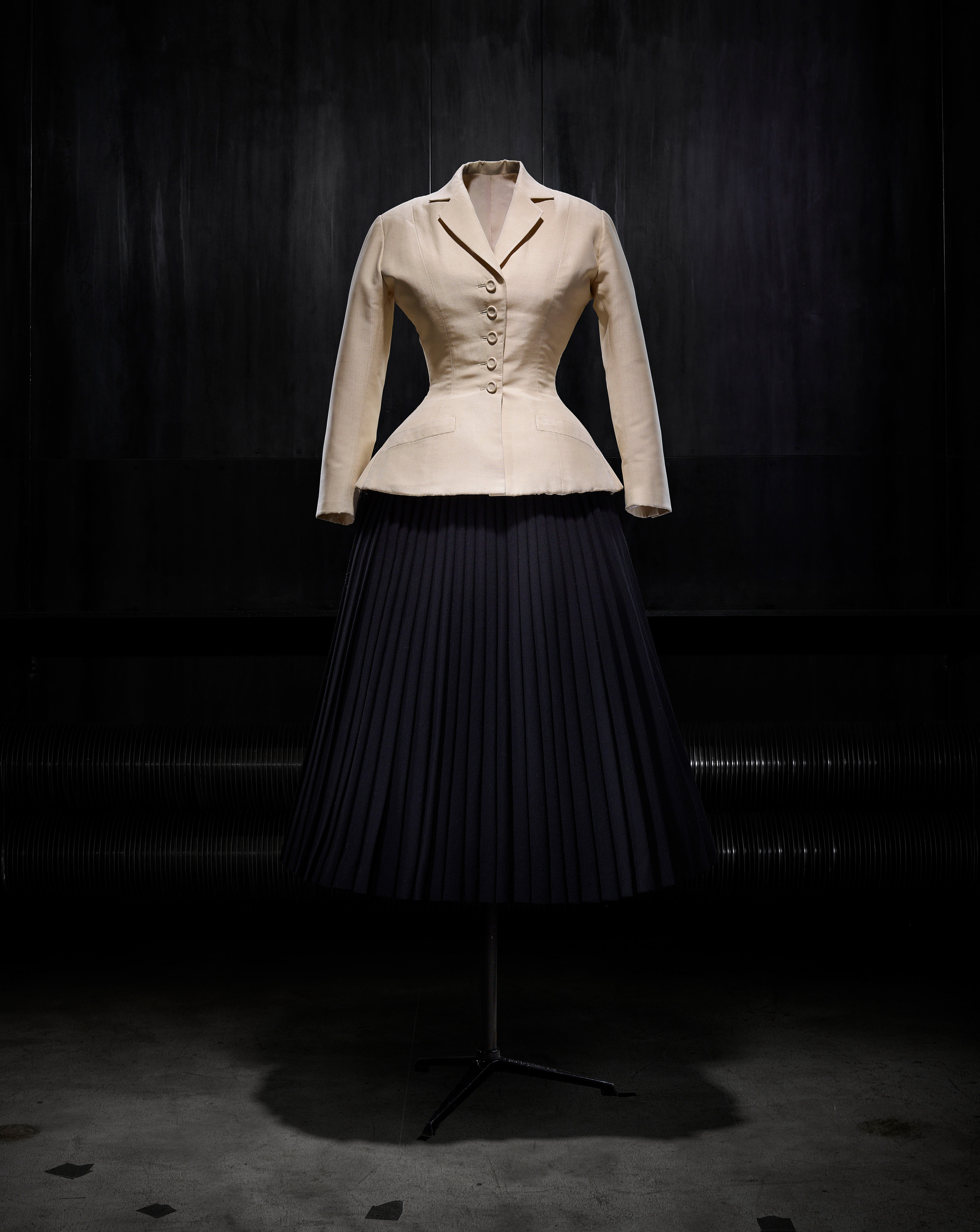 1947年高級訂製服春夏Corolle系列的Bar Suit