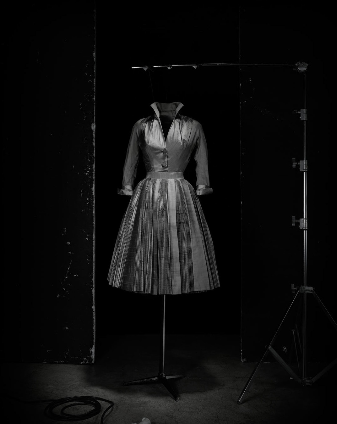 1951年高級訂製服秋冬Longue系列的Topaze灰色洋裝