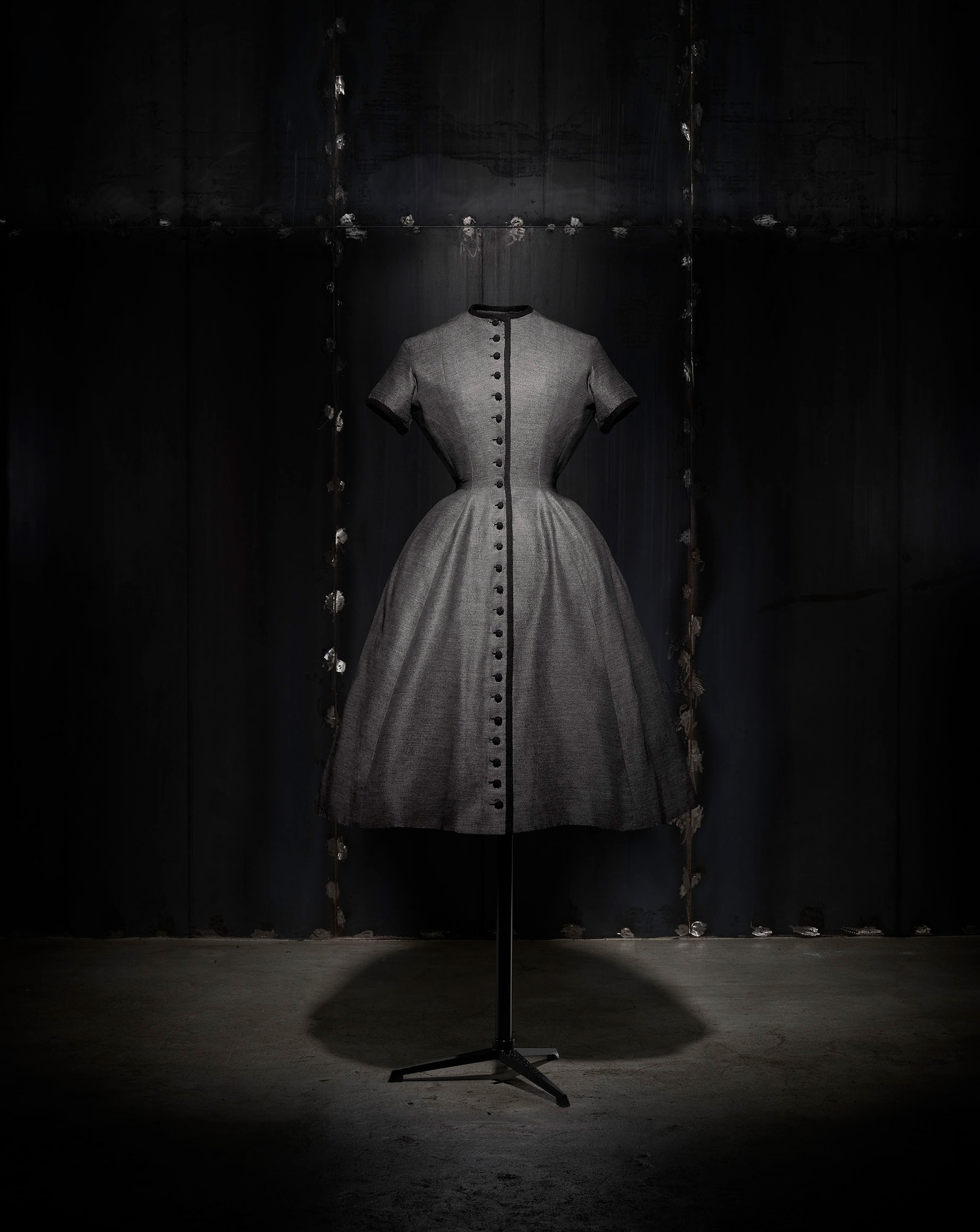 1953年高級訂製服秋冬Vivante系列的Victorin灰色排釦洋裝