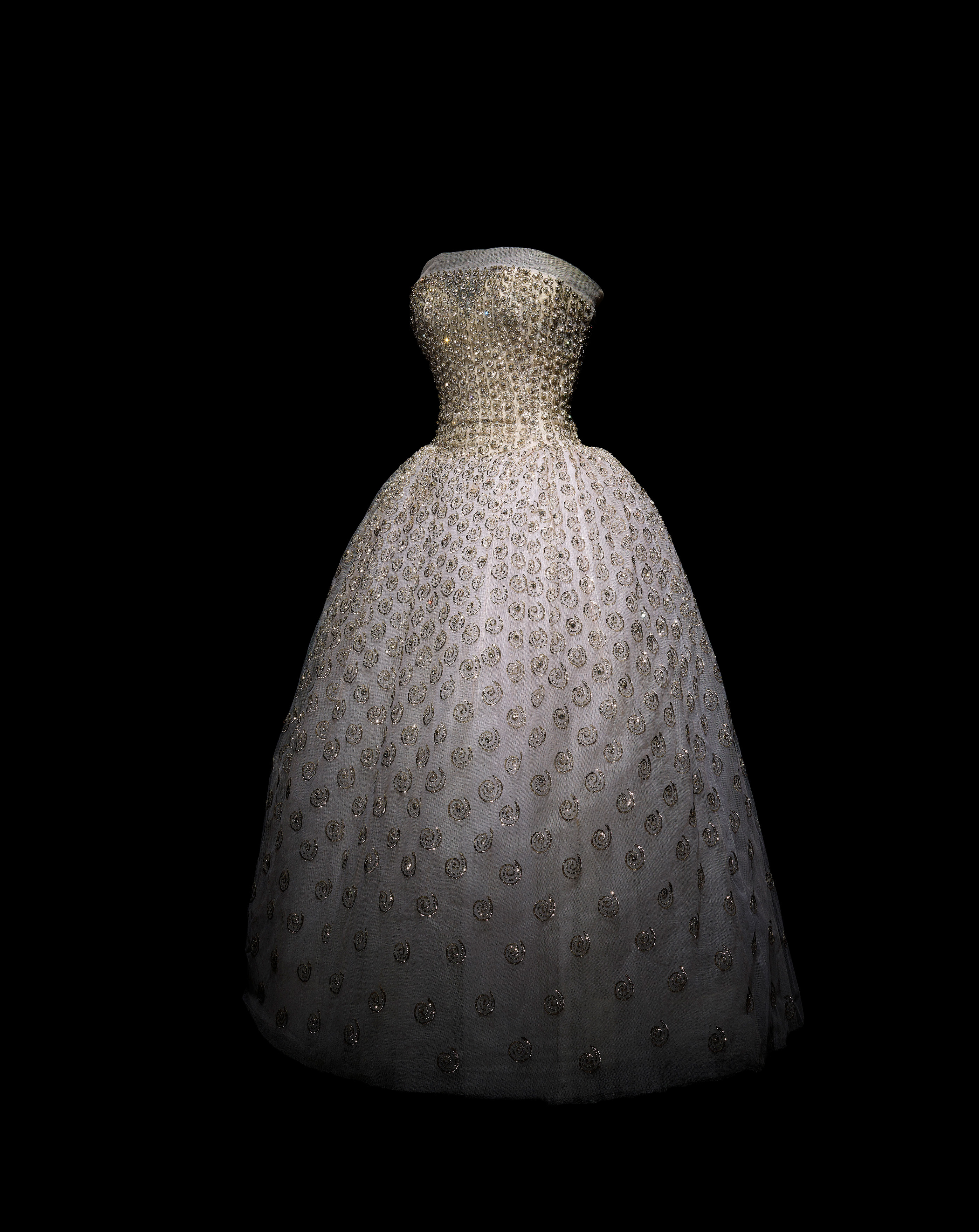 1954年高級訂製服春夏Muguet系列的Nuit Lumineuse螺旋形圖騰印花薄紗晚禮服