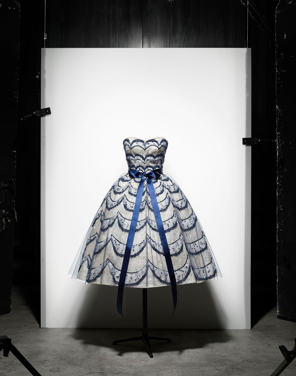 1956年高級訂製服春夏Flèche系列Helvétie藍色緞帶裝飾禮服