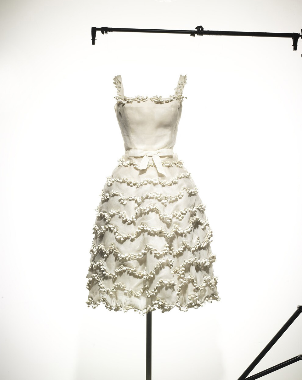 1957年高級訂製服春夏Libre系列Muguet 白色百合綴飾晚禮服