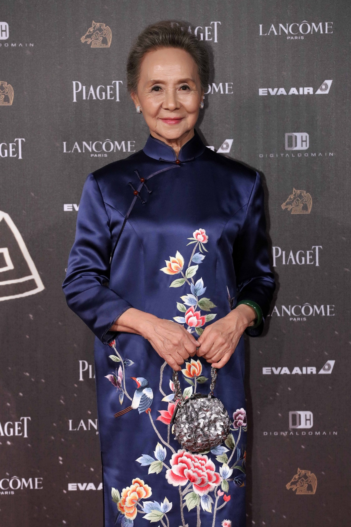 高齡將近80歲的吳彥姝演繹傳統的經典中國美學，Piaget耳環則是為她凸顯了面上好氣色。