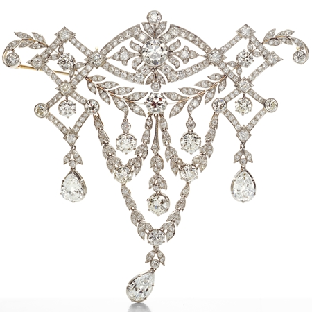 Tiffany 古典珍藏庫作品，梨形切割鑽石華貴胸針。