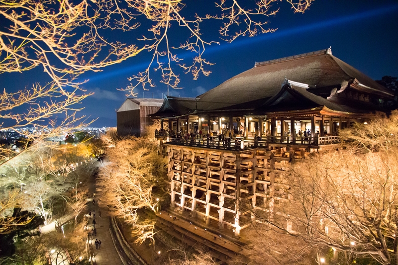 冬天的清水寺，即使少了櫻花或是楓葉環繞，卻依然壯麗迷人。