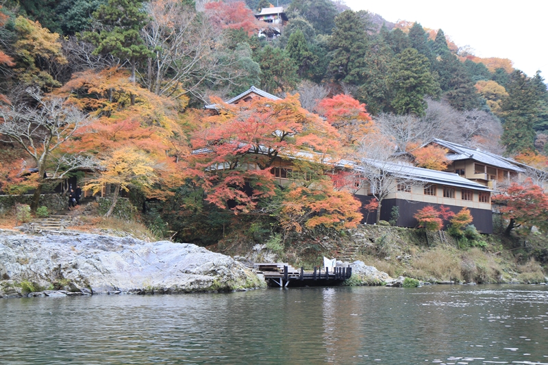 「虹夕諾雅 京都」位於嵐峽川岸水邊，保留了古代貴族水邊私宅的概念。