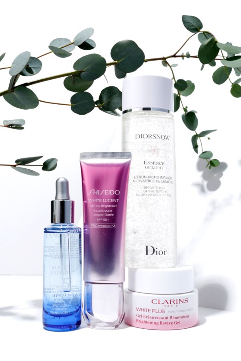 (左至右)

Lancôme激光煥白素顏精華，30ml／NTD3,700。

Shiseido美透白雙核晶白明肌乳，50ml／NTD1,850。

Dior雪晶靈透亮水凝露，200ml／NTD2,250。

Clarins智慧美白晚安水凝霜，50ml／NTD2,600。