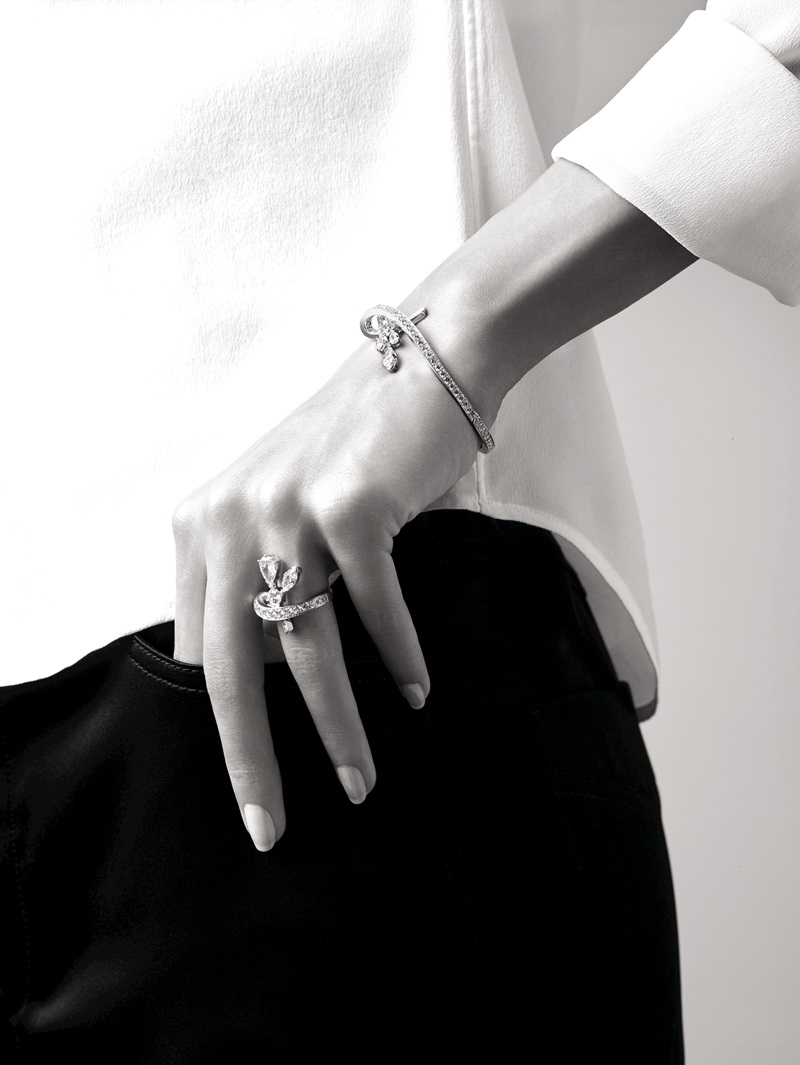 CHANEL Zina手鐲，18K白金鑲嵌鑽石；Zina戒指，18K白金鑲嵌鑽石。