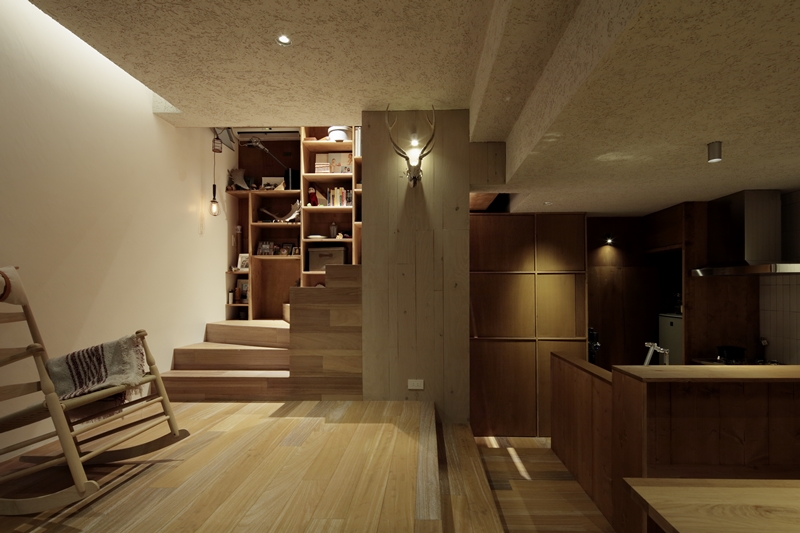 用兩層階梯的微小落差，隔出廚房和休憩起居空間。／Koichi TORIMURA