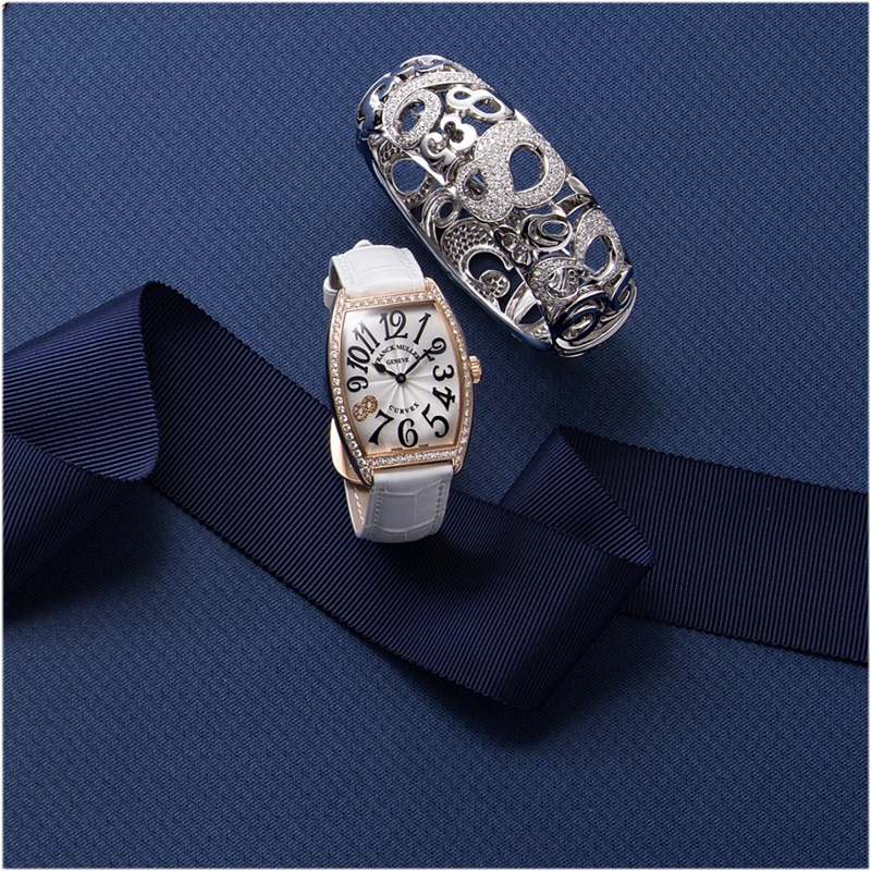 FRANCK MULLER （左）Cintrée Curvex Asia Exclusive in玫瑰金鑽錶／NTD611,000、（右）Talisman白K金鑽石手鐲／NTD1,520,000。