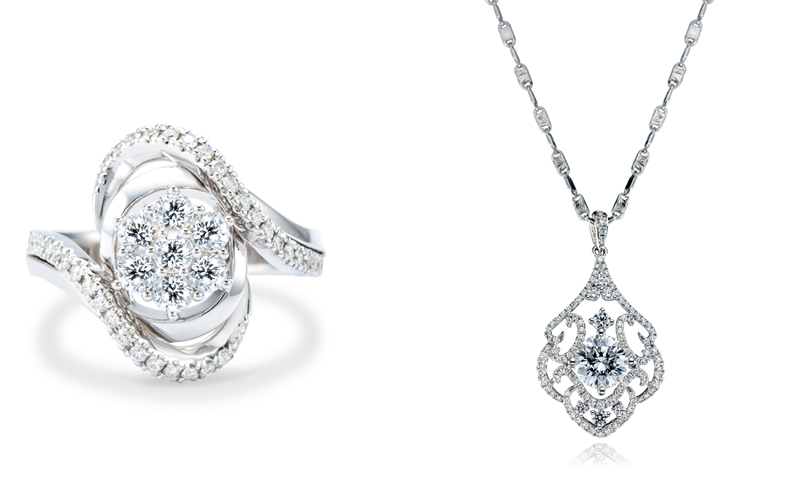 周大福（左）璀璨美鑽戒指／NTD67,900元起、（右）FOREVERMARK® 2克拉美鑽墜飾（不含鍊）／NTD1,168,200起。