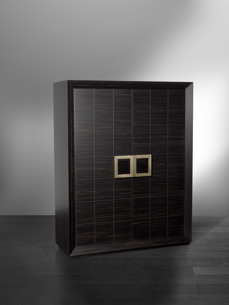 VIVIENNE cabinet採用頂級黑檀木，經過獨特又精湛的處理工藝，保留原始自然氛圍，立體角度設計凸顯櫥櫃的金屬手把框架，木質花紋點綴居家空間的細微巧思。／KENZO Maison